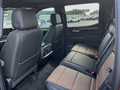 Used 2024 Chevrolet Silverado 1500 High Country w/ High Country Premium Package AWD/4WD image 5