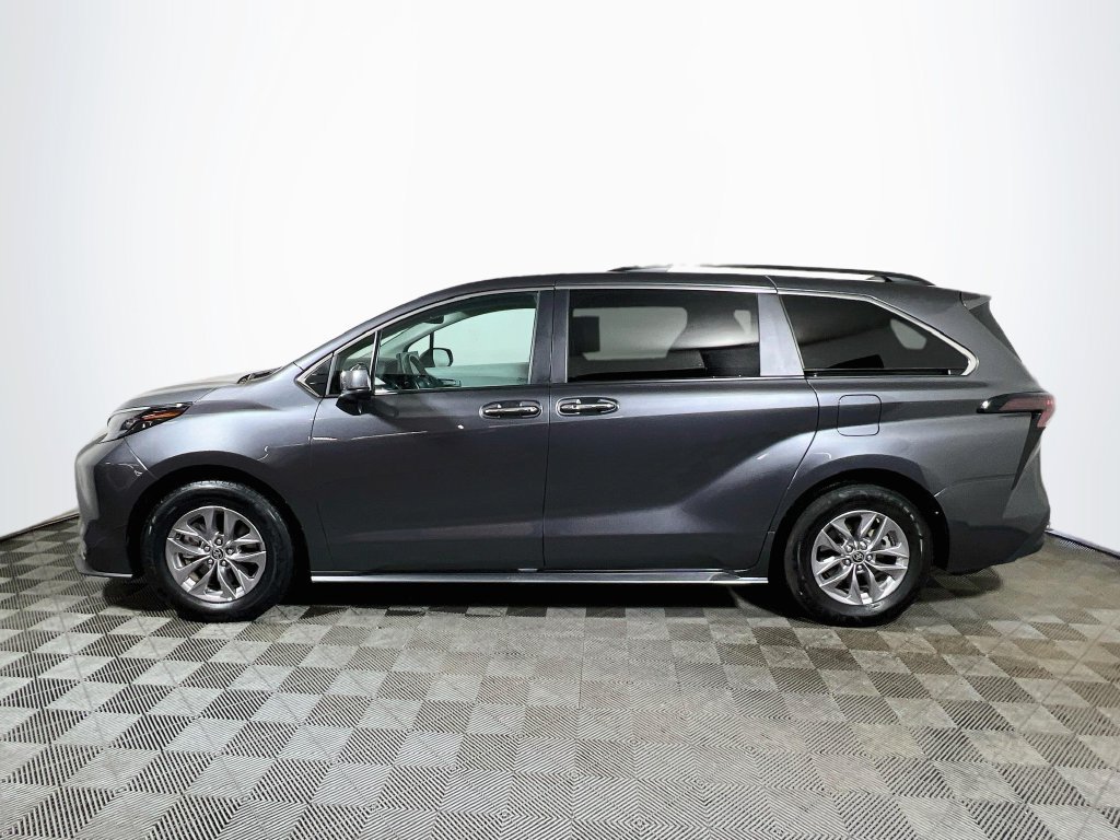 Certified 2025 Toyota Sienna XLE FWD image 4