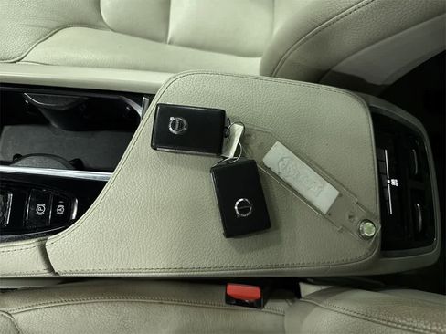 Used 2016 Volvo XC90 T6 Momentum w/ Momentum Plus Package image 34