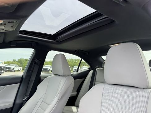 Used 2016 Lexus IS 200t w/ F Sport Package RWD image 32