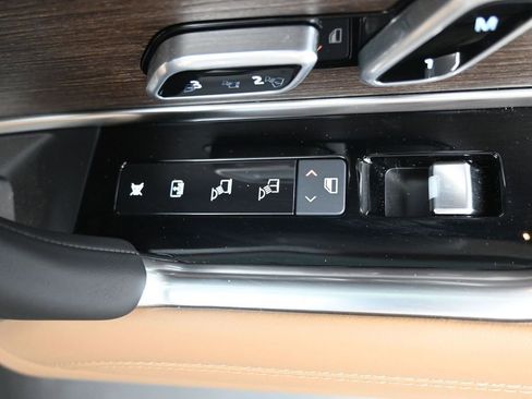 Used 2025 Land Rover Range Rover Long Wheelbase SE AWD/4WD image 14