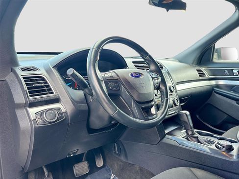 Used 2017 Ford Explorer XLT image 8
