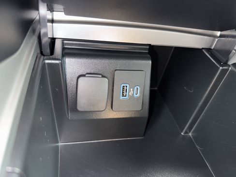 Used 2022 Ford Explorer XLT image 22