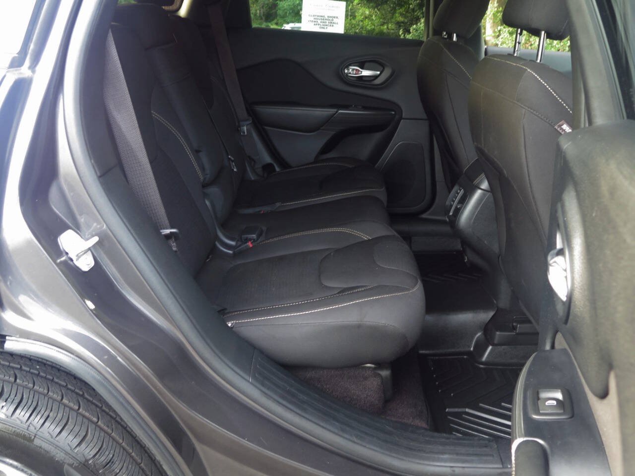 Used 2016 Jeep Cherokee Latitude AWD/4WD image 16