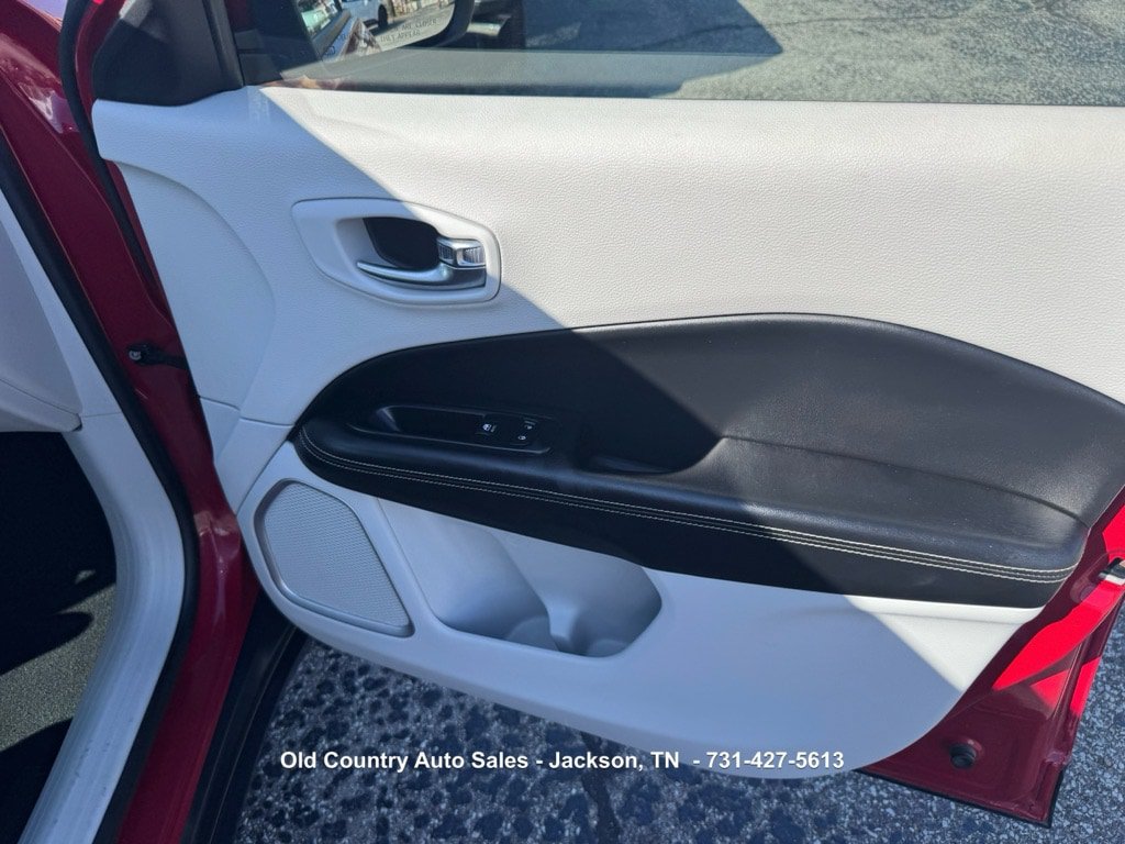 Used 2019 Jeep Compass Latitude FWD image 18
