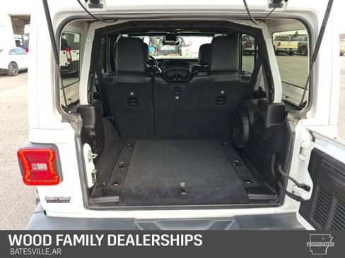 Used 2019 Jeep Wrangler Unlimited Sahara image 9