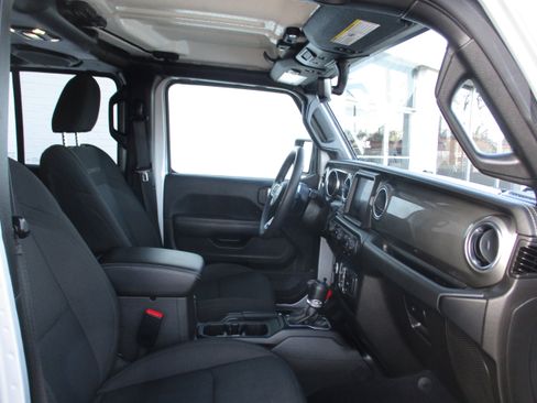 Used 2023 Jeep Wrangler Sahara image 28