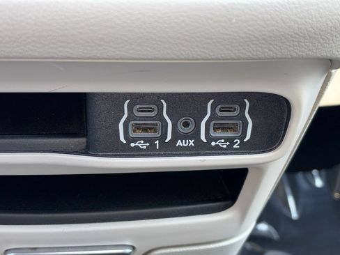 Used 2024 Chrysler Pacifica Touring-L FWD image 7