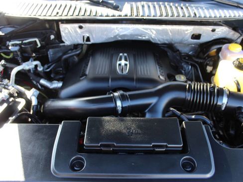 Used 2017 Lincoln Navigator Select image 8