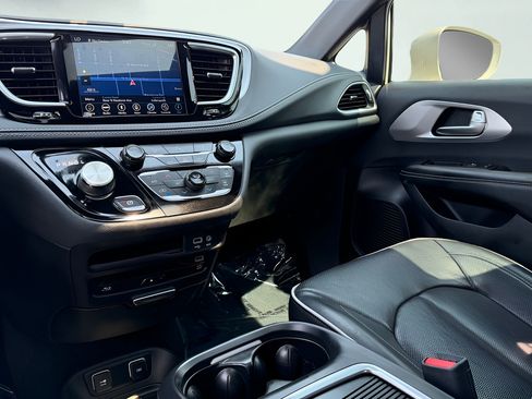 Used 2019 Chrysler Pacifica Limited w/ S Appearance Package FWD image 49