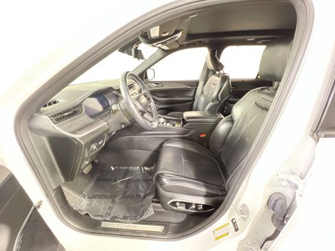 Used 2022 Jeep Grand Cherokee Overland w/ Luxury Tech Group IV AWD/4WD image 21