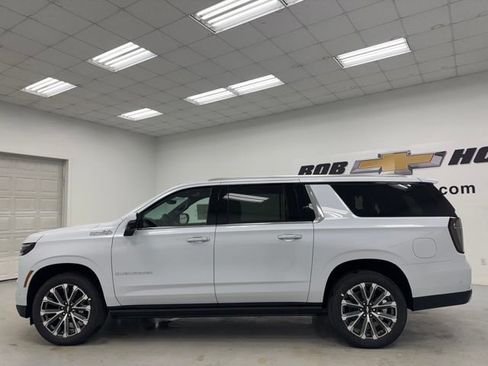 New 2026 Chevrolet Suburban High Country AWD/4WD image 8