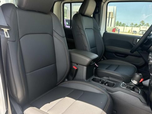 New 2026 Jeep Gladiator Sport AWD/4WD image 11