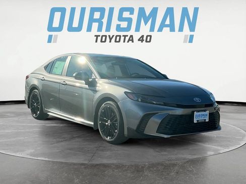 Used 2025 Toyota Camry SE w/ Convenience Package FWD image 1