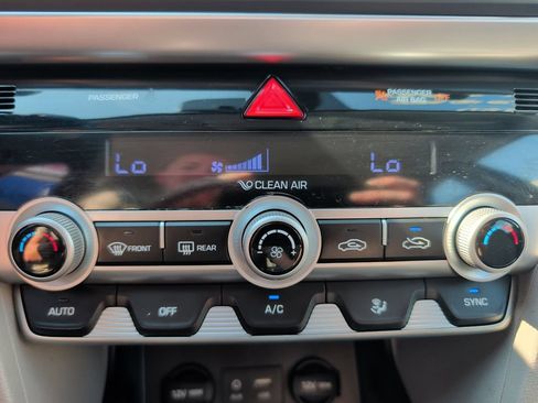 Used 2020 Hyundai Elantra SEL FWD image 15