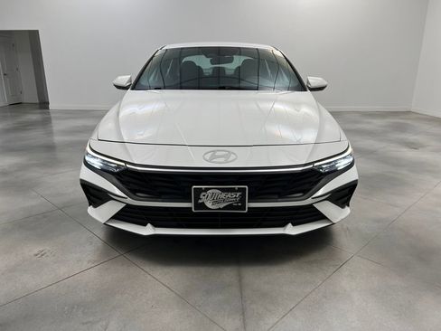 Used 2024 Hyundai Elantra SEL image 2