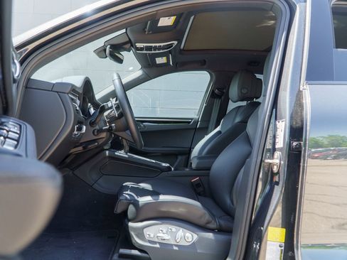 Certified 2026 Porsche Macan AWD/4WD image 17