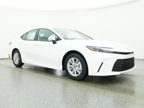 Used 2025 Toyota Camry LE image 30