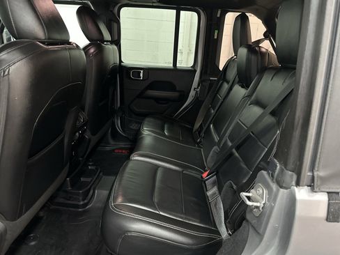 Used 2018 Jeep Wrangler Unlimited Sahara image 32
