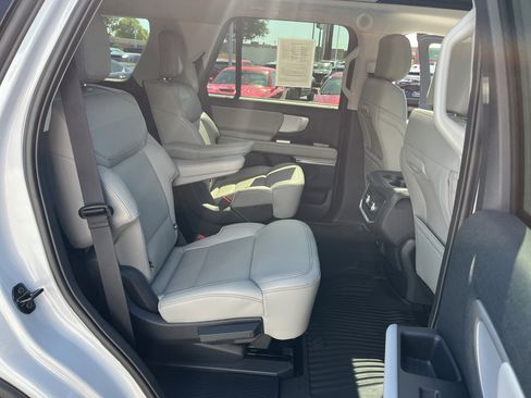 Used 2025 Ford Expedition Active AWD/4WD image 41