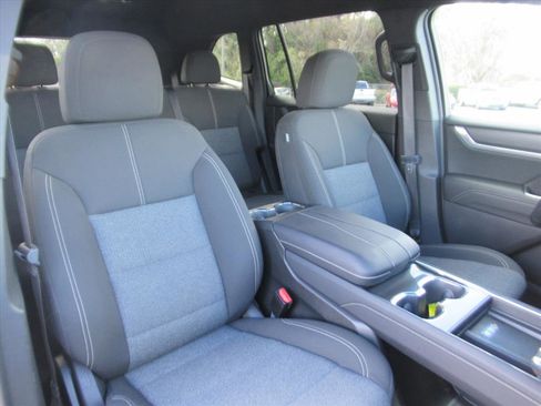 Used 2025 GMC Acadia Elevation image 9