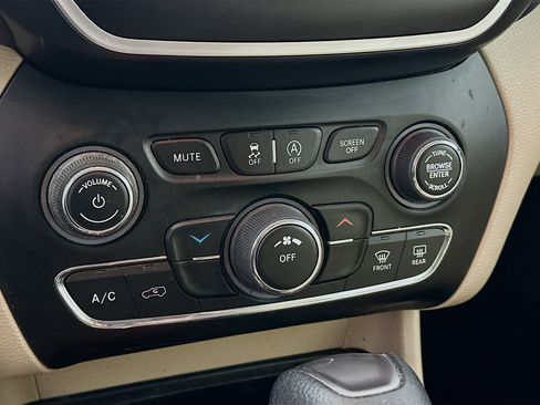 Used 2019 Jeep Cherokee Latitude w/ Popular Appearance Group image 22