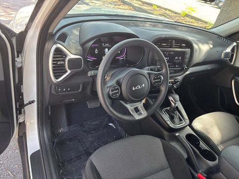 Used 2025 Kia Soul LX w/ LX Technology Package FWD image 31