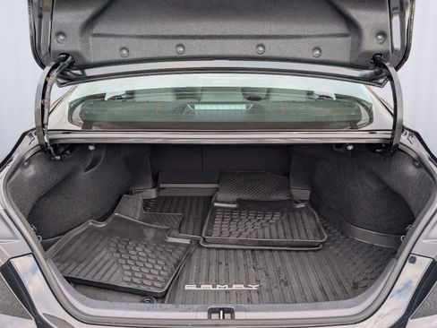 Used 2025 Toyota Camry SE image 11