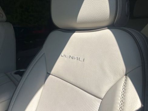 Used 2022 GMC Yukon XL Denali w/ Denali Premium Package image 19