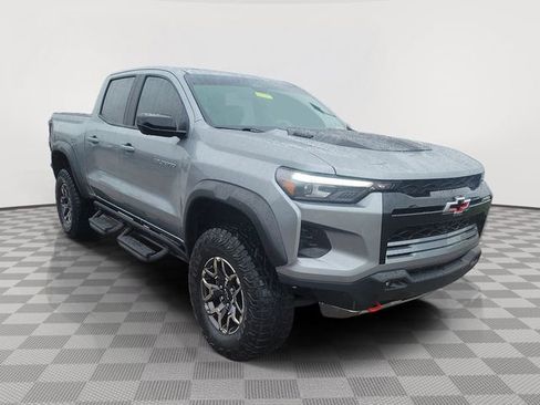 Used 2025 Chevrolet Colorado ZR2 w/ Technology Package AWD/4WD image 7