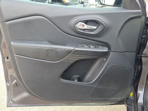 Used 2017 Jeep Cherokee Limited image 19