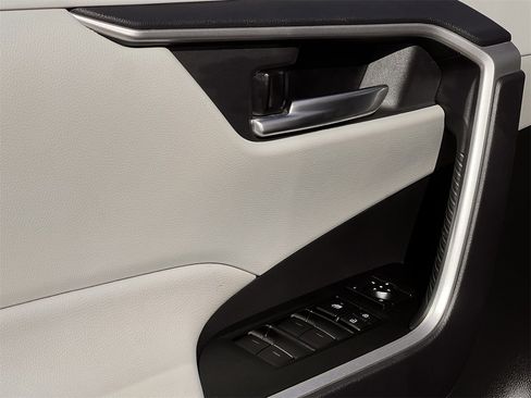 Used 2025 Toyota RAV4 XLE image 22