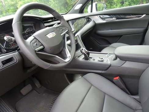Certified 2025 Cadillac XT6 Premium Luxury AWD/4WD image 11