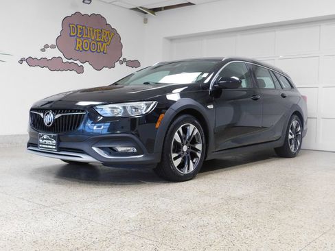 Used 2018 Buick Regal Preferred w/ Sights and Sounds Package AWD/4WD image 1