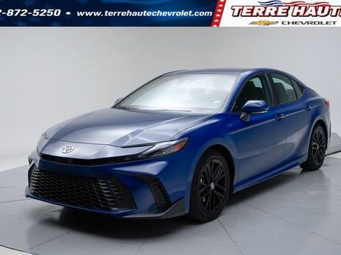 Used 2025 Toyota Camry SE FWD image 1