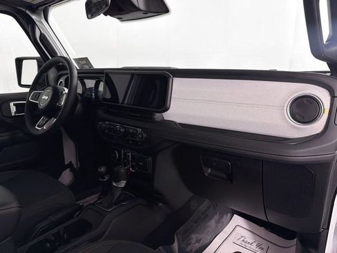 Used 2025 Jeep Wrangler Unlimited Sahara image 28