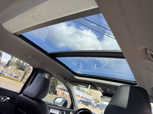 Used 2019 Volvo XC40 T5 Momentum image 23