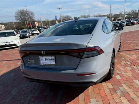 Certified 2025 Honda Accord SE image 9