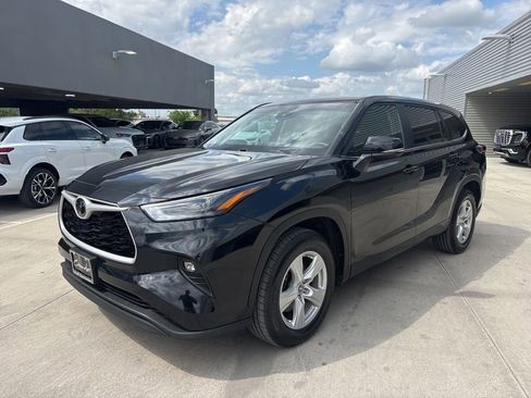Certified 2025 Toyota Highlander LE FWD image 1