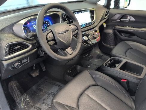 New 2026 Chrysler Pacifica Select image 10