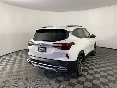 Used 2023 Kia Seltos EX image 3