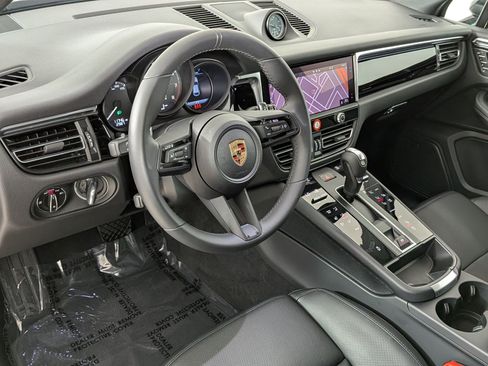 Certified 2025 Porsche Macan AWD/4WD image 3