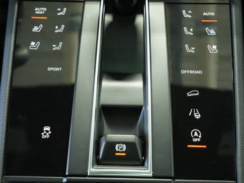 Certified 2025 Porsche Macan AWD/4WD image 22