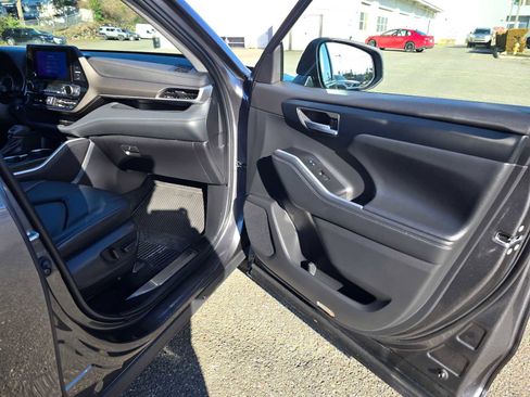 Used 2023 Toyota Highlander XLE image 10