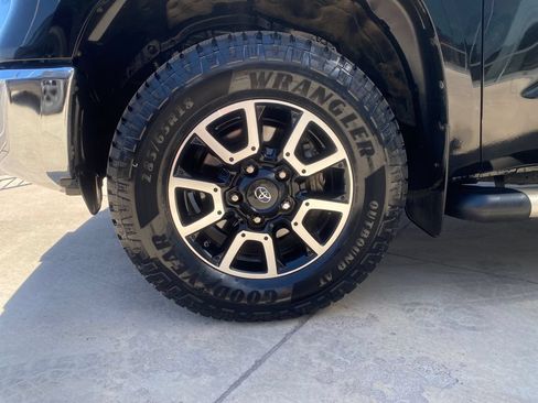 Used 2018 Toyota Tundra Limited w/ Limited Premium Package AWD/4WD image 27