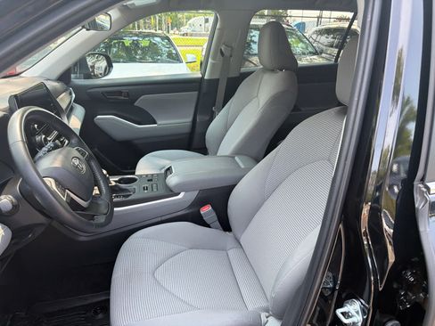 Used 2024 Toyota Highlander LE AWD/4WD image 15