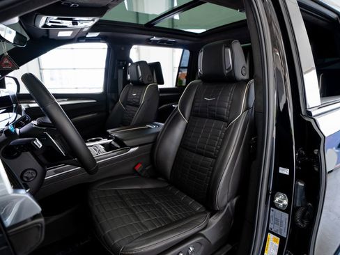 Used 2025 Cadillac Escalade ESV V image 36