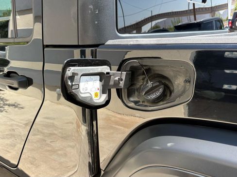 Used 2020 Jeep Gladiator Sport w/ Quick Order Package 24S AWD/4WD image 17