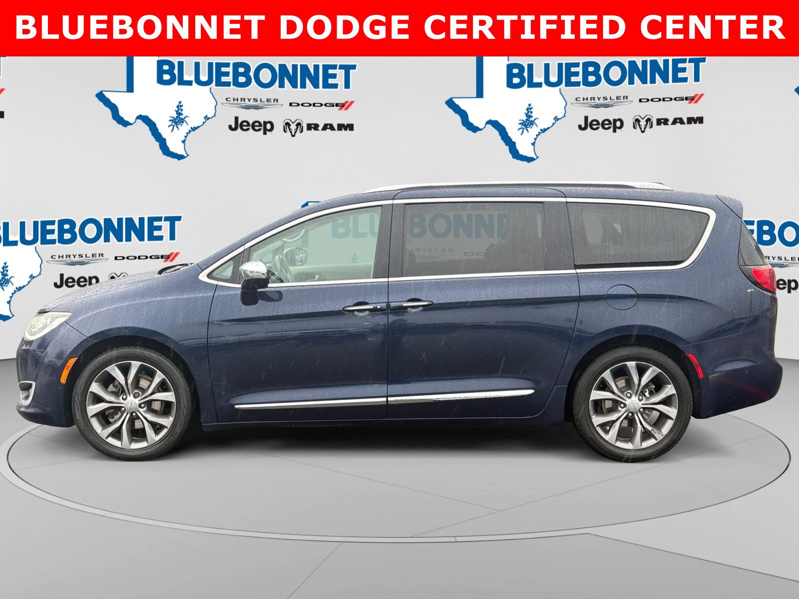 Used 2018 Chrysler Pacifica Limited w/ Tire & Wheel Group FWD image 8