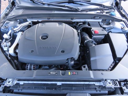 Used 2019 Volvo V60 T6 R-Design image 13